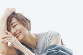 モデル・富岡佳子さんが考える大人のセンスの磨き方「素敵に見える決め手は何よりも上品さ。品の…