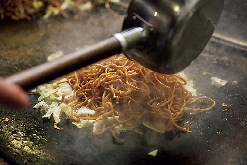 焼きそばにスープをかけている