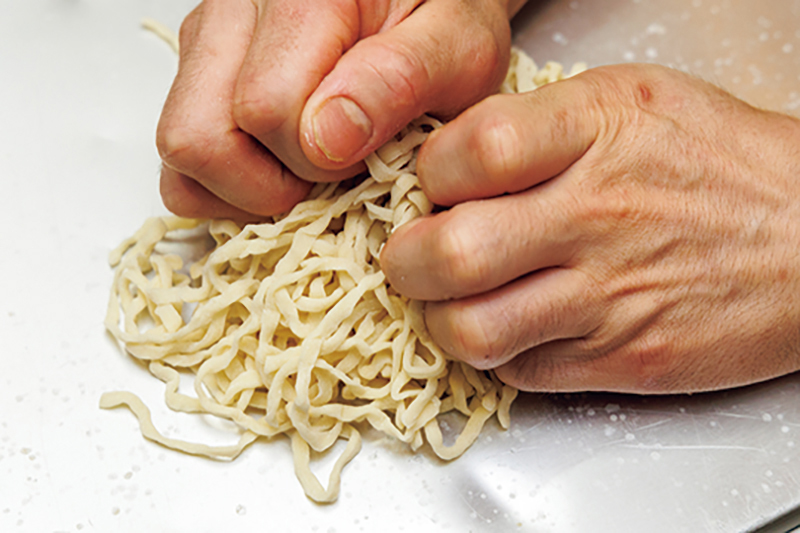 麺を揉んでいる