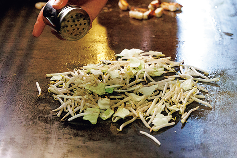 野菜に魚粉をかけている