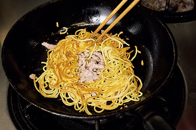 麺を焼いている
