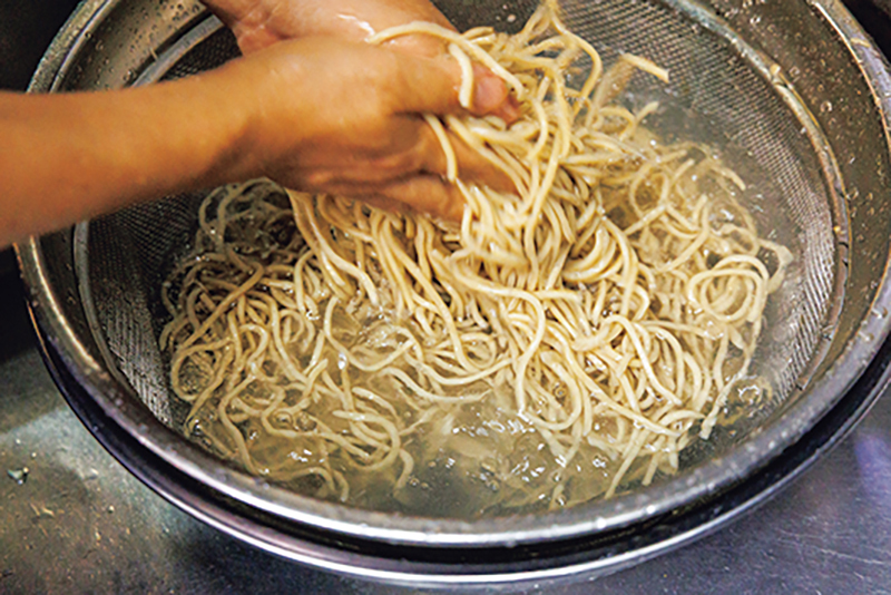 麺を締めている