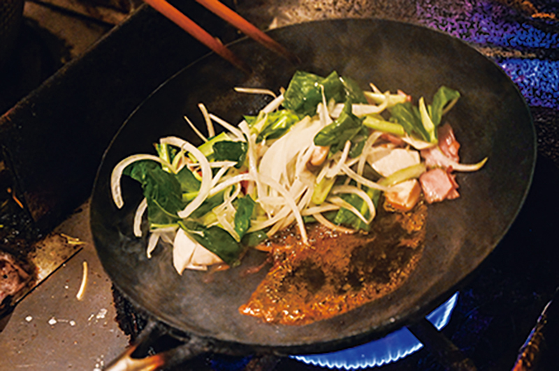 野菜を炒めている