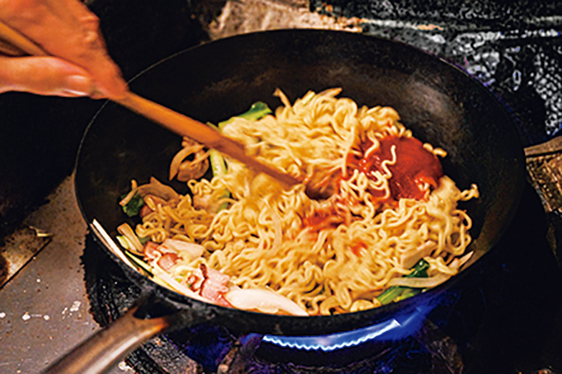 麺を炒めている