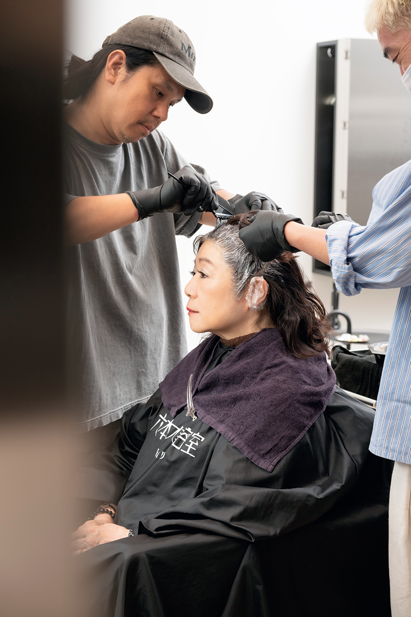 髪を染めている山田美保子さん