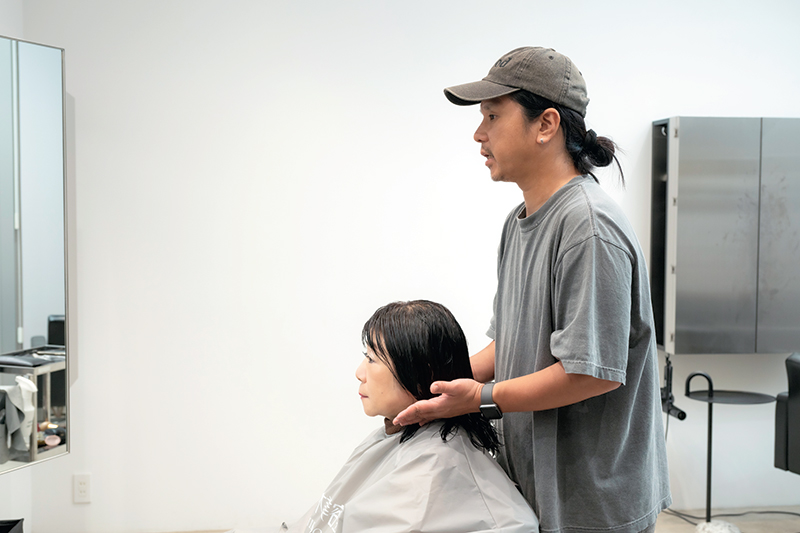 ヘアカット中の山田美保子さん