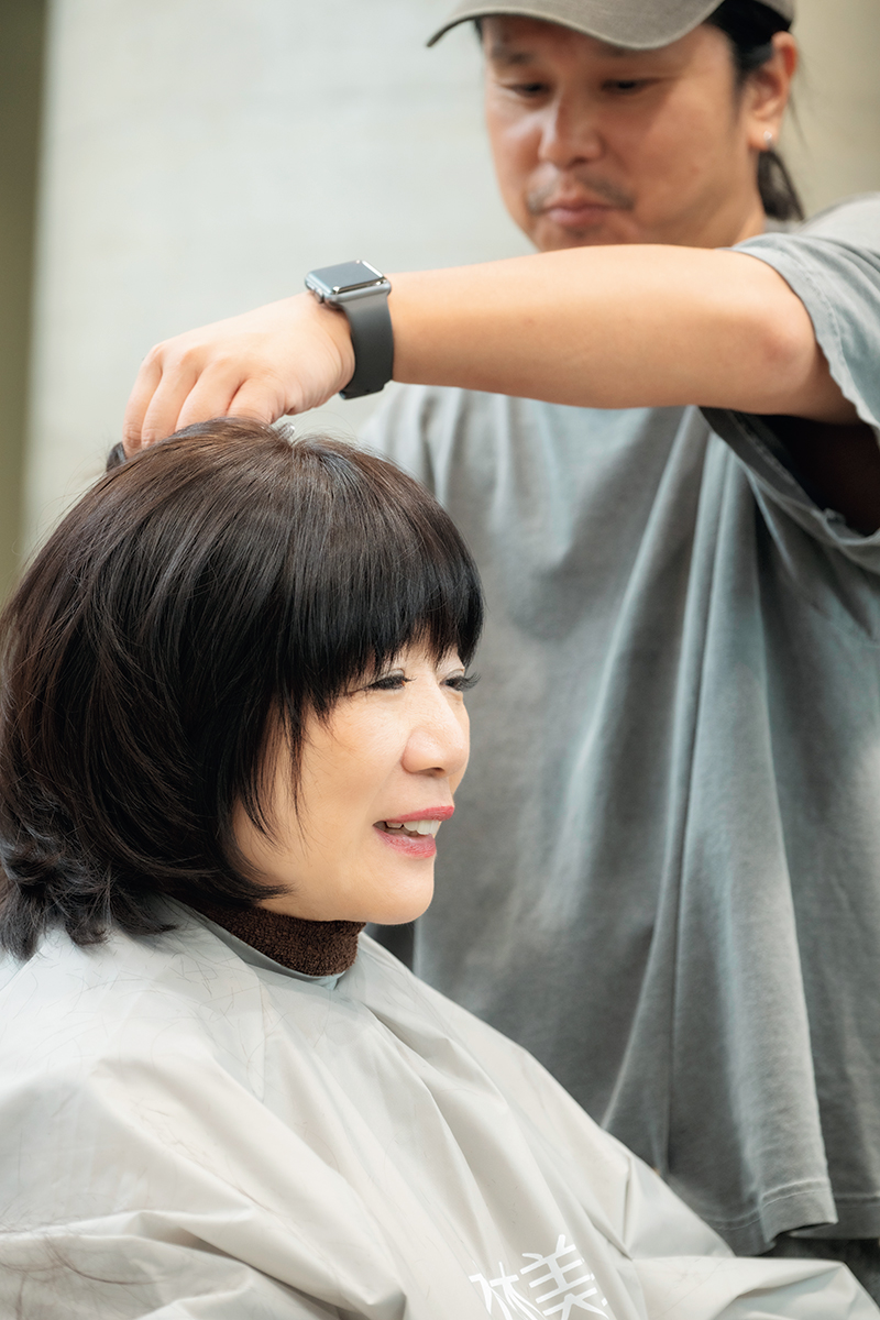 ヘアカット中の山田美保子さん