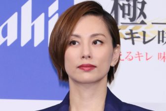 《ベランダ改修予定だった》米倉涼子「恋人X氏はドバイか」2月配信映画は着々と進行も、愛犬とと…