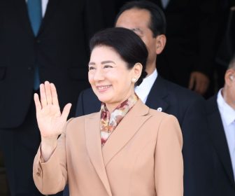 《絶滅危惧種とご対面》雅子さま「フェラガモを30年愛用」時代に流されないファッションでラッコの“イカミミジャンプ”に「かわいい！」と歓声