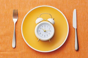 《便通改善・脂肪燃焼・生活習慣病予防など》寝ている時間も入れてOK！「16時間断食」の健康効果…