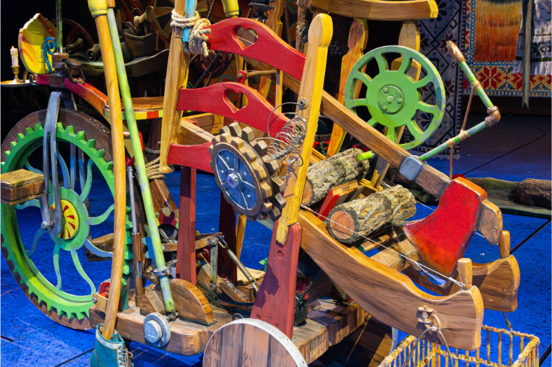 発明品が故障すると、ぷすぷすと煙が上がり、ボヨヨンとゼンマイが飛び出てくる。このしくみは日本だけの演出