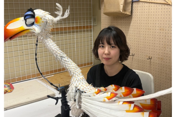 『ライオンキング』のサイチョウ・ザズのパペットのメンテナンスをする、小道具担当・内海彩乃さん