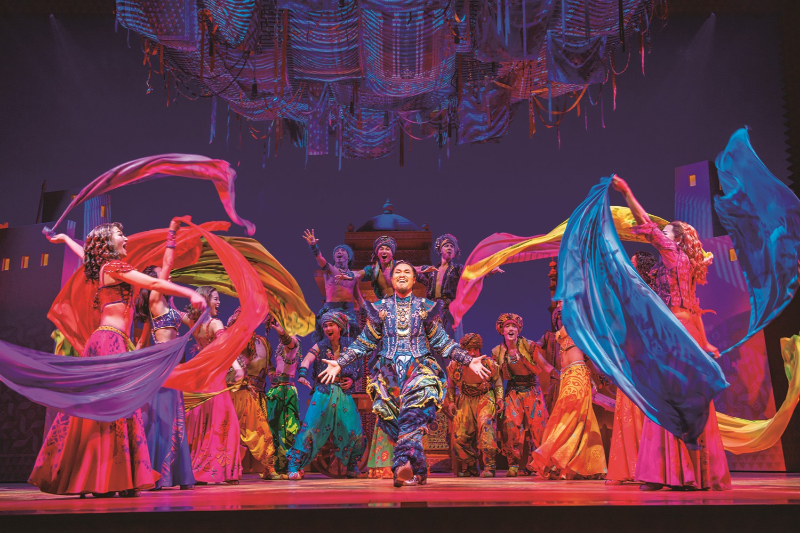 上演10周年を迎えた『アラジン』。ジーニー（中央左）役が舞台裏を語る（撮影／上原タカシ）（C）Disney