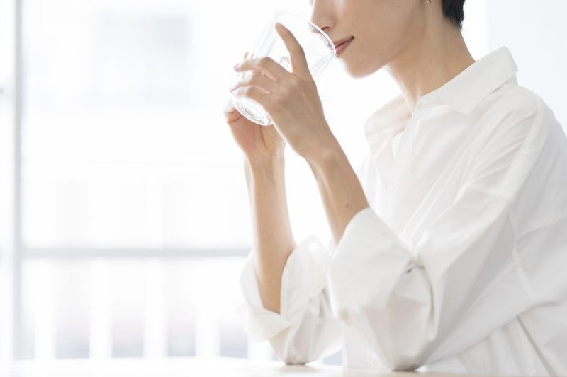 水を飲む女性