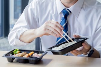 名医が選んで食べている「コンビニごはん」「スーパー総菜」　もち麦おにぎり、おでん、サラダチ…