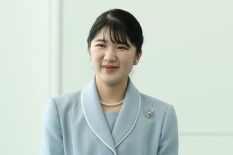 《清楚なふんわり白ブラウスで》愛子さま「インナーを着替えて」「ジャケットも脱がれて」“おしゃ…