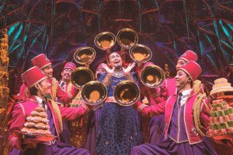 《独占インタビュー》劇団四季『アラジン』“ジーニー役10年”の俳優だから語れる真の魔法と「幕前3センチ」のワクワク【ディズニーミュージカル30周年記念】