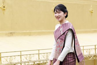 愛子さま、民族衣装に身を包んだ初の単独海外ご公務　バッグ＆パンツを「赤」でそろえるスタイルも