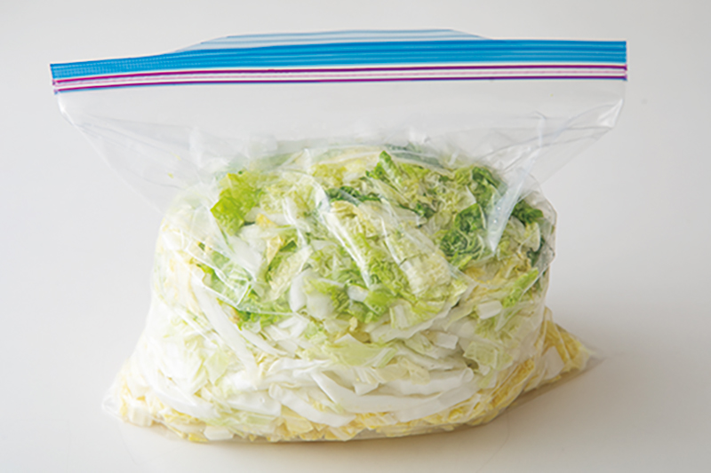 白菜が入ったフリーザーバッグ