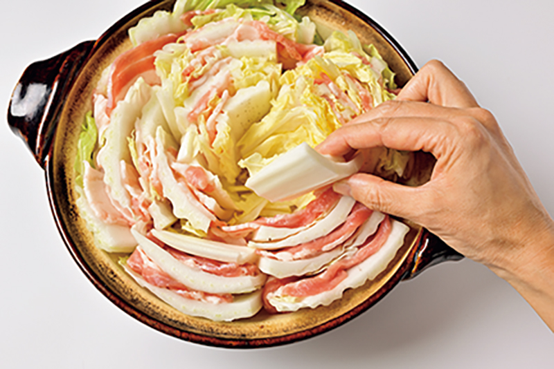 鍋に白菜を詰めている