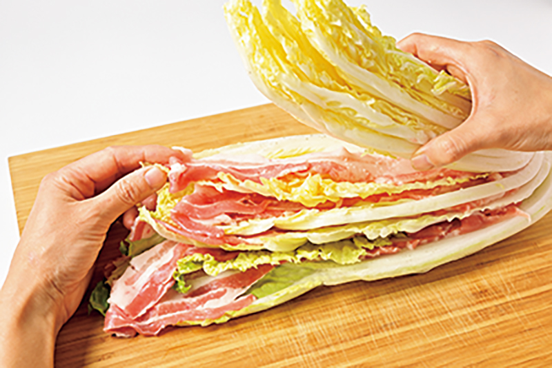白菜の間に肉を挟んでいる