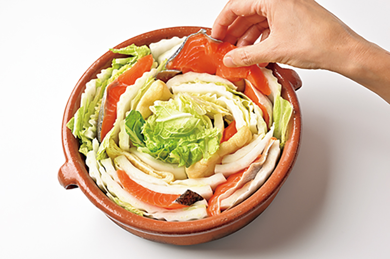鮭など白菜より短い食材は、鍋に白菜を詰めた後、葉と葉の間に挿し込むようにして詰める
