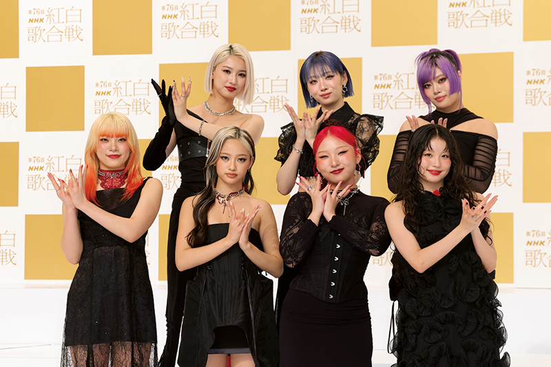HANA　下段左からMAHINA（16才）、YURI（19才）、CHIKA（21才）、KOHARU（20才）、上段左からMOMOKA（21才）、JISOO（25才）、NAOKO（20才）（写真／平野哲郎）