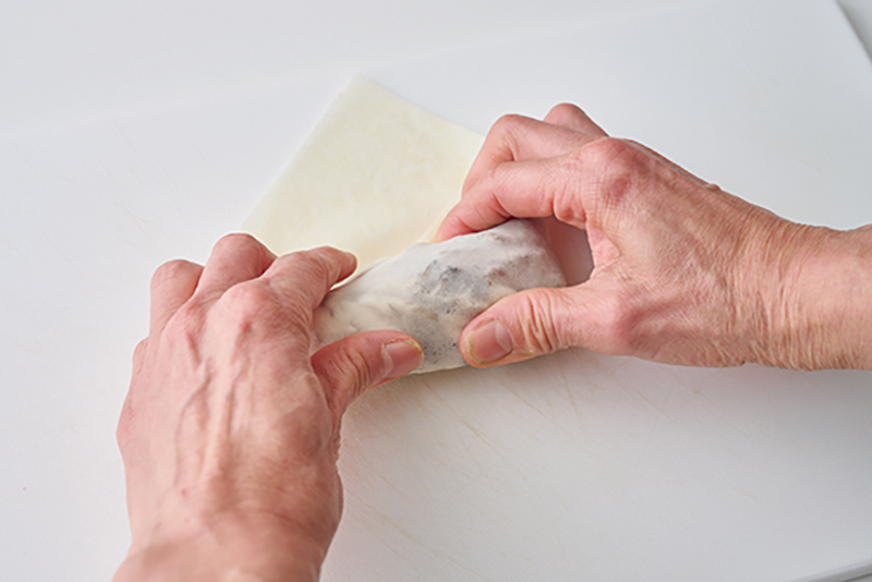 春巻きを巻いている