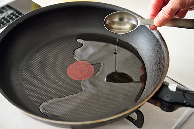 フライパンに油を入れている