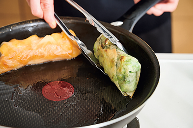 春巻に焼き色をつけている