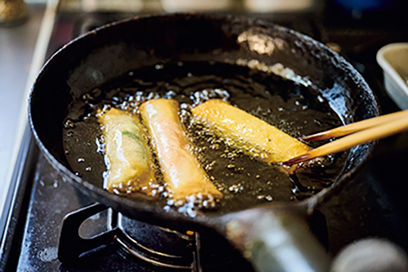 春巻きを揚げている