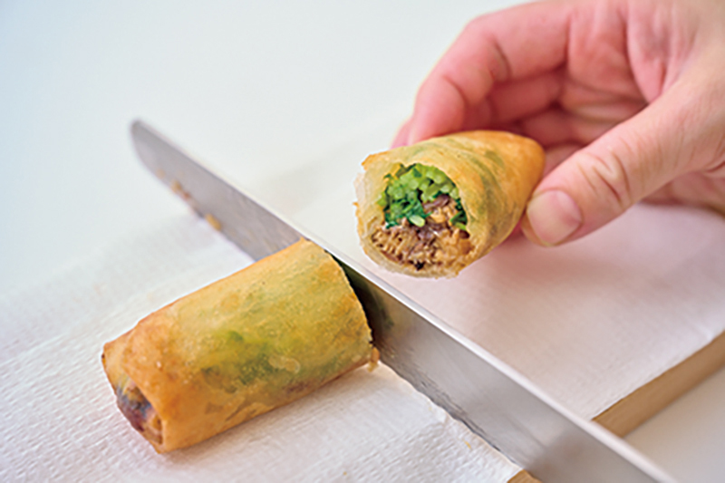 春巻きの断面を見せている