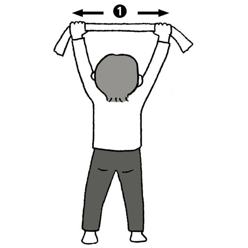 タオルの端の方を握り、引っ張りながら両腕を上げる