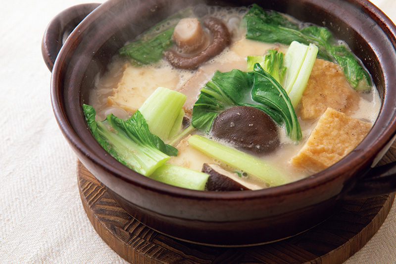 「絹厚揚げと青梗菜、きのこの鍋」