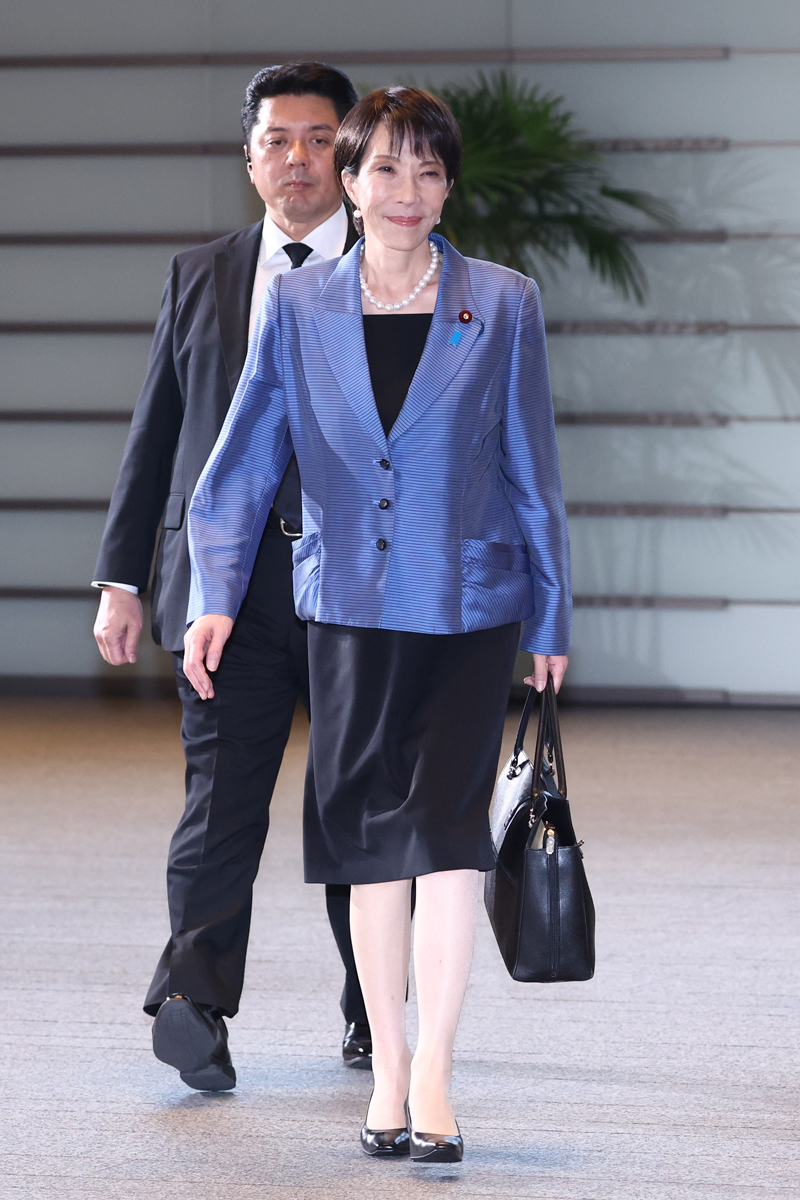 初出邸する高市新首相の左手には「濱野皮革工藝」のバッグが（2025年10月、東京・港区。時事通信フォト）