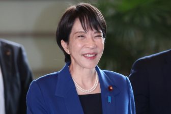 《皇室に急接近》高市早苗首相、“初出勤”で手に取った皇室御用達のブランドバッグの意味　保守派ながら「愛子天皇」を容認する発言も、背景に“女性同士の共感”か