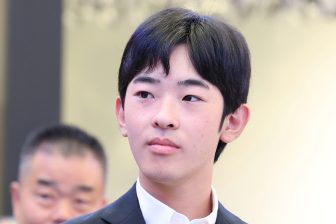 《筑波大学の学園祭に参加》記念撮影に気軽に応じた悠仁さまに指摘される、人々との“距離感”に関する危うさ　「引くべき“一線”は意識する必要があるのでは」 