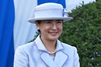 雅子さま、美智子さまのお誕生日に選んだ “大切なドレス” 20年以上にわたって“ここぞ”という場面で着用 受け継がれる「着回しの美学」