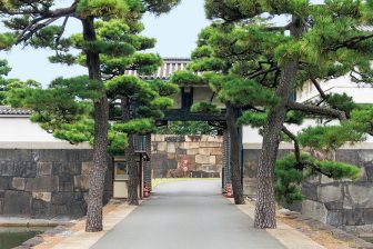 《都会のオアシス・皇居で秋散歩》皇居東御苑やガイド付き参観コースなど無料で散策＆見学できる…