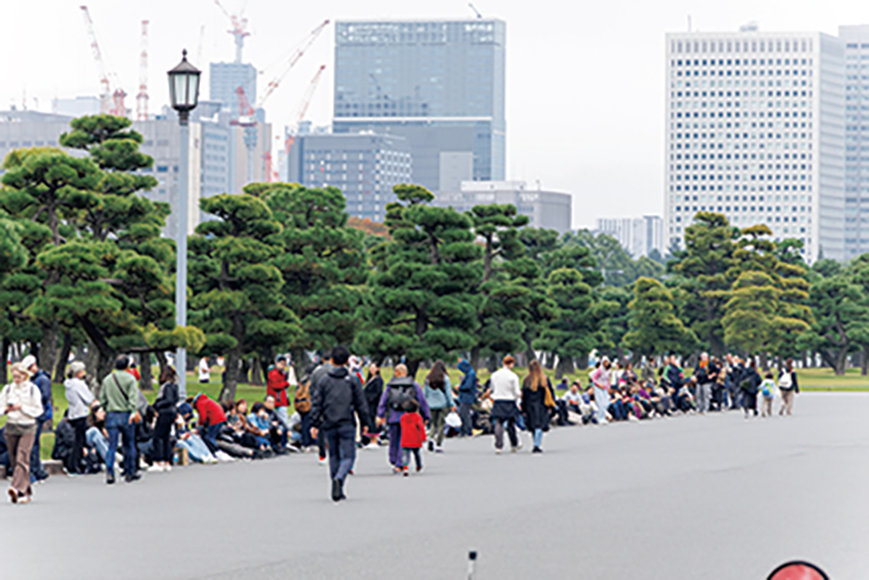 皇居桔梗門前に集まる人々