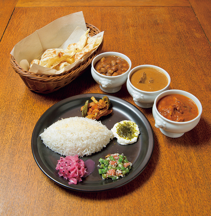 野菜と豆の「チャナ・マサラ」（上）、「ラム・パサンダ」（中）、「マドラスチキン」（下）