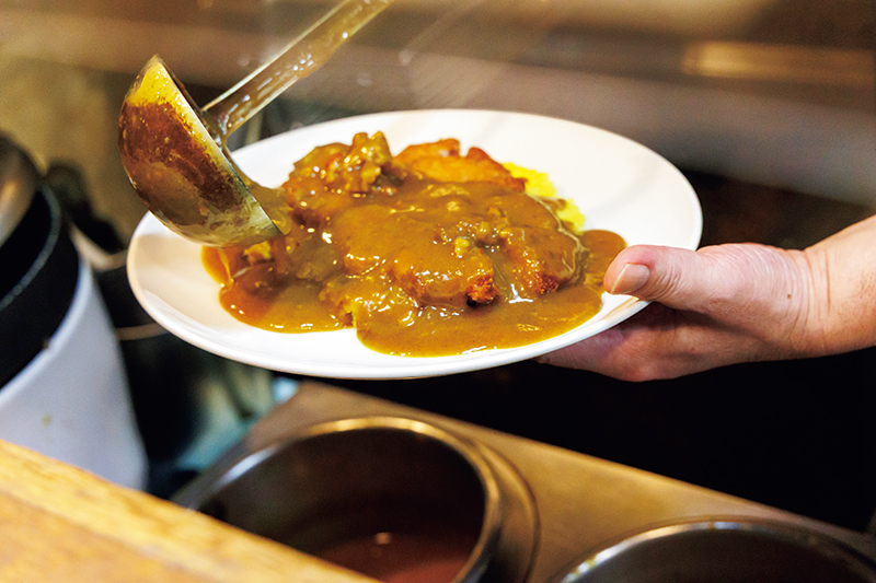 「キリッと目覚めるような辛さが刺激的で心地よく、添えたカツの厚さも絶妙！」（九團次さん）