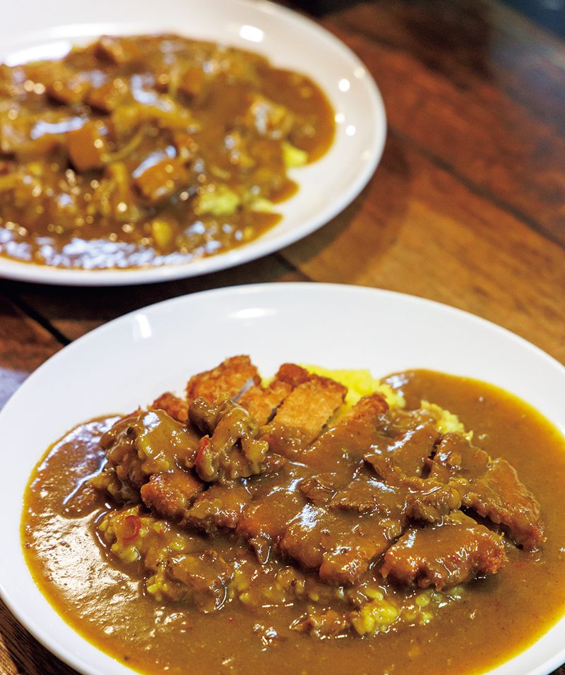 上から、ベジタブルカレー 880円、ビーフカツカレー 1200円（共に甘口）