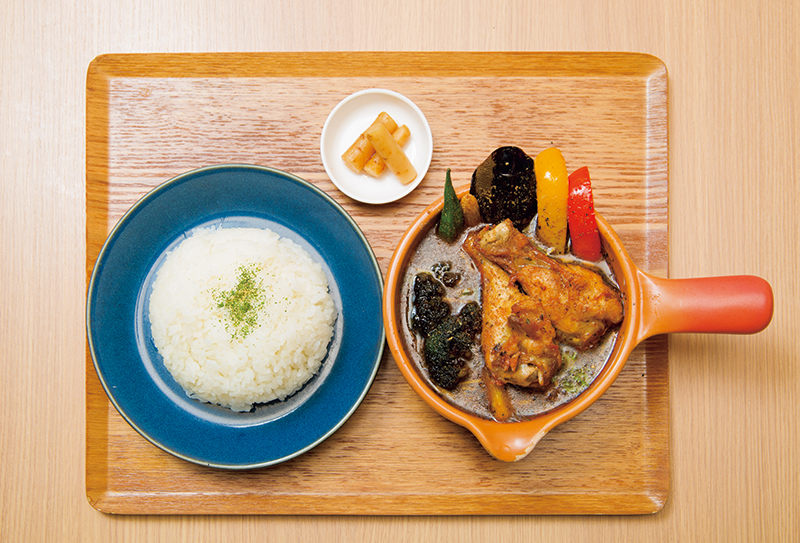 『京赤地鶏』の手羽元スープカレー（1550円）