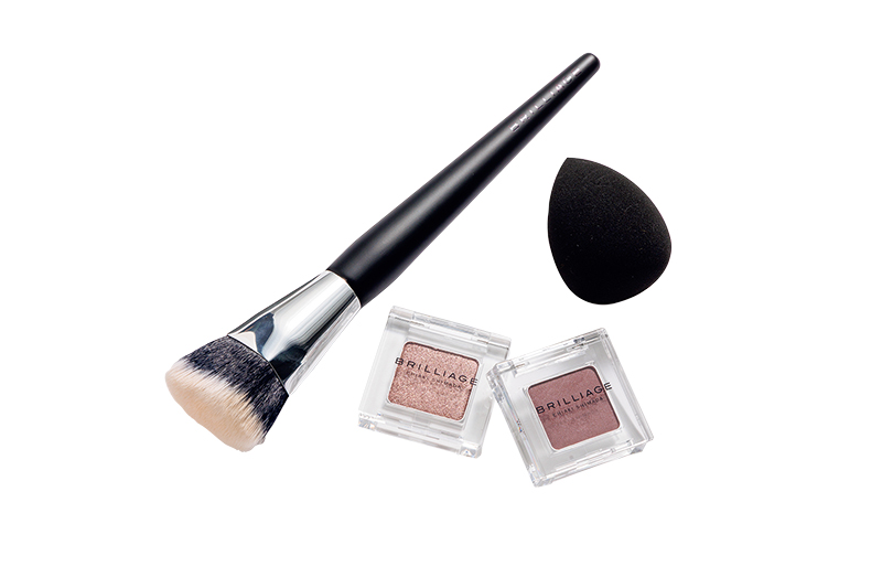 右上から時計回りに、テクニカルブレンダー ケース付 2970円、ワンダークリエイション Satin S08 テディ 2530円、ワンダークリエイション Glitter G08 ノヴァ 2530円、ハイ コントロール ファンデーション ブラシ 5500円／ブリリアージュ