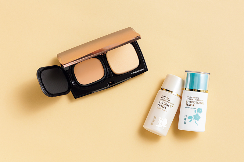 左から、UVカットミルクファンデーション 潤皙肌Ⓡ ナチュラルベージュ SPF50+ PA＋＋＋＋ 30ml 4312円、薬用美白　UV下地 白露肌Ⓡ SPF50+ PA＋＋＋＋ 30ml 4235円／スロワージュ化粧品