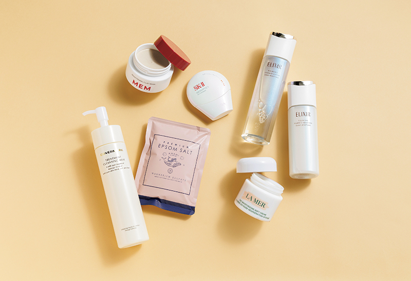 上から、エリクシール リフトモイスト ローション みずみずしいタイプ ba 170ml 3410円、エマルジョン みずみずしいタイプ ba 130ml 3960円（共に医薬部外品）／エリクシール