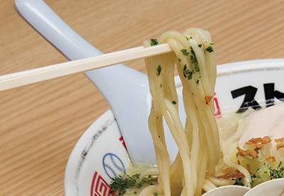 麺はメニューによって変え、シンカーは京都の麺屋棣鄂から仕入れる本格派