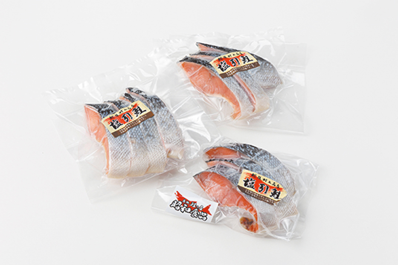 「築地鮭の店 昭和食品」の「村上の『塩引き鮭』（10切）」