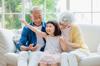 《百恵さんに学ぶ「孫との距離感」》「月イチ交流」は多いのか、少ないのか…ストレスなく孫育てを楽しむために重要なこと　金銭的な負担もポイント